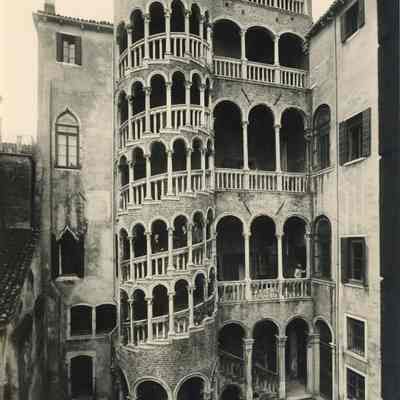 Photograph of the Palazzo Contarini del Bovolo