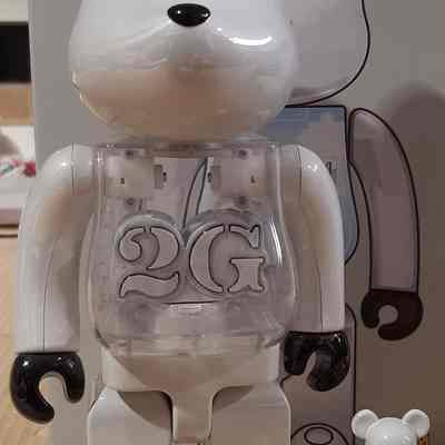 2G EXCLUSIVE WHITE CHROME 400% BEARBRICK
