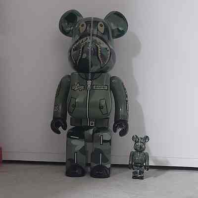 BAPE X ALPHA INDUSTRIES Bearbrick 400%