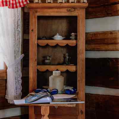 Log cabin SW corner with cupboard