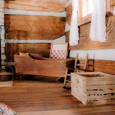 Log cabin SE corner with cradle