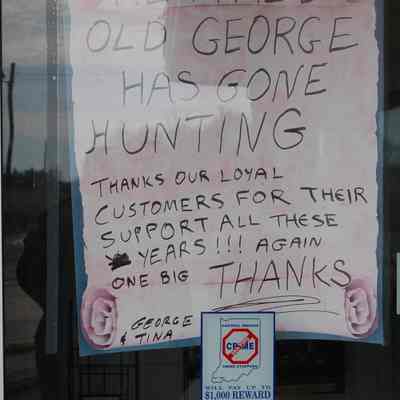 Sign at entrance that restaurant is closed