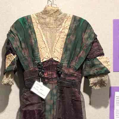 Dress: Green and Purple Woman's Dress with White Embroidery
