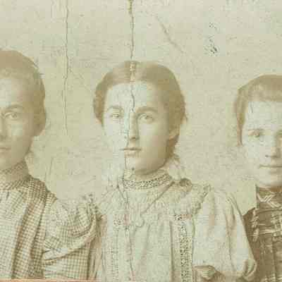 Kellogg: Marianne & Juliet Blood and Emilie Hill, c. 1898