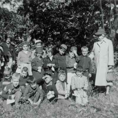 Hartshorn: Cora Hartshorn at the Arboretum with Students