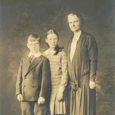 Hartshorn: Jennette, Catherine & Stewart Hartshorn III, 1927