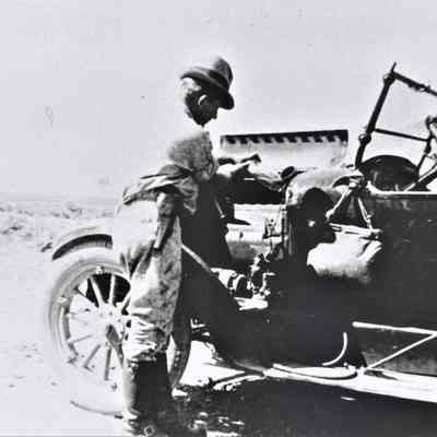 Desert water bag and automobile