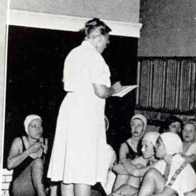 Catherine Morrison talking to a group of Ward-Belmont swimmers