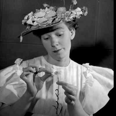 Minnie Pearl (Sarah Cannon) picking daisies