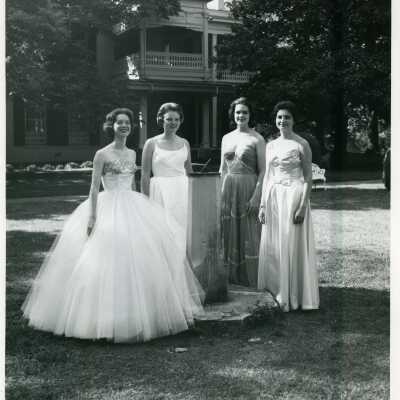 Seniors pose outside, 1962