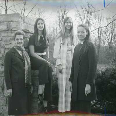 Students pose by campus entrance, 1971