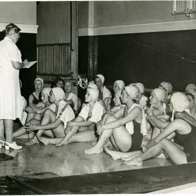 Swim class, 1918
