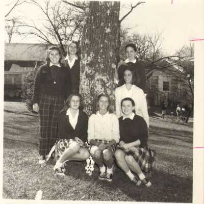 Students pose on Souby Lawn, 1970s