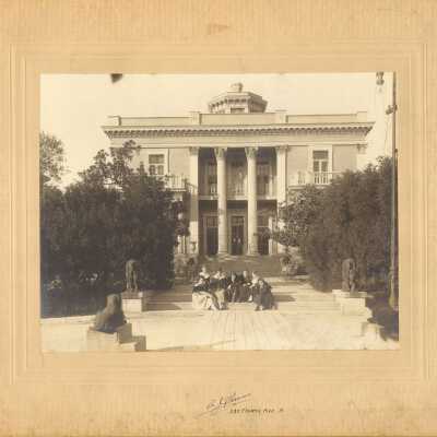 Students in front of Ward-Belmont building