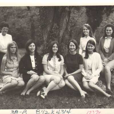 Students pose for photo, 1970