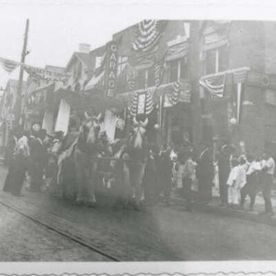 Queen Riverie Float on Main Street