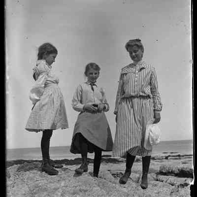 Grand Manan - 61| Original ID: IV 18, "3 children"