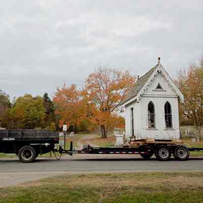 Playhouse being moved, 2017