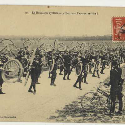 Postcard - 10. - Le Batillon Cycliste en colonne- Face en arrière !
