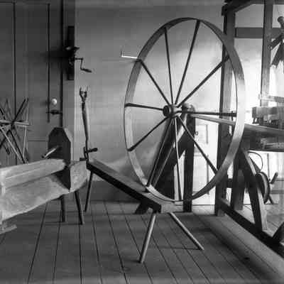 2021.24.175: Charles Moody photograph of the spinning wheel in the York Institute when located in the Sweetser Block, c. 1900.