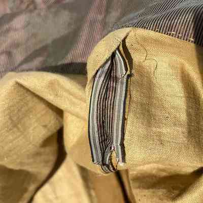 Selvedge edge on skirt seam