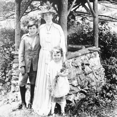 Kate Douglas Wiggin with child actors