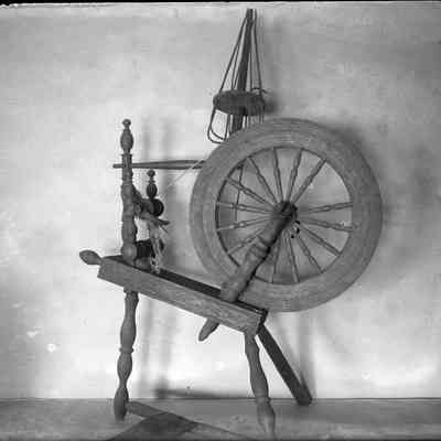 2021.24.133: Charles Moody photograph of a spinning wheel in the collection of the York Institute, c. 1900.