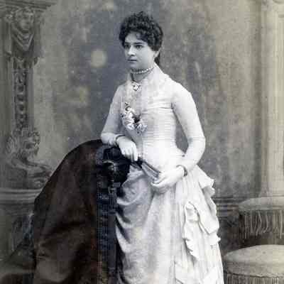 Unknown Woman - Studio Portrait