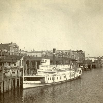 Steamboat "Bailey Gatzert" - 1900 - at Portland Dock