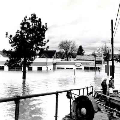 1964 Flood - 14th and Washington Streets - Oregon City - Stout's Motors