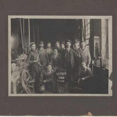 Oregon City Machine Shop and Crew 1909