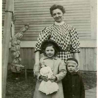 Cledhiel, Mildred and Ralph with Aunt Sadie
