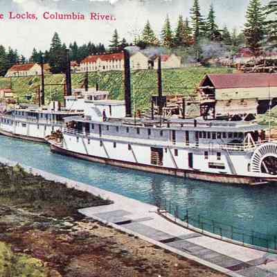 Steamboats in Cascade Locks, Columbia River.