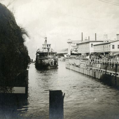 Steamboat "Pomona" - 1901 - Entering Willamette Falls Locks