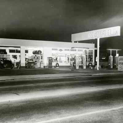 Oregon City - 1950s - Hattan and Fisher Gas Station