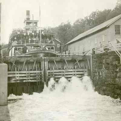 Steamboat "Beaver" 1929 - Descending Willamette Falls Locks