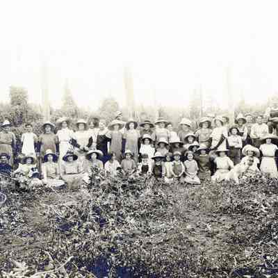 Henrici Area 1910 - Unidentified Group at Hop Yard