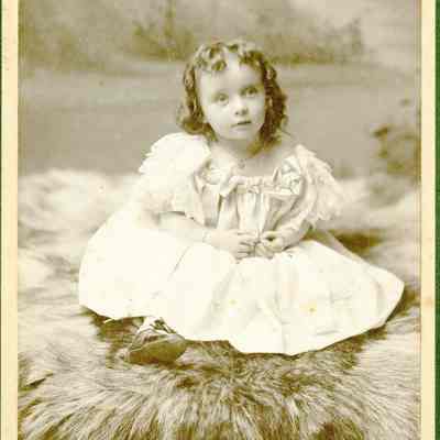 Eva, Vivian G.