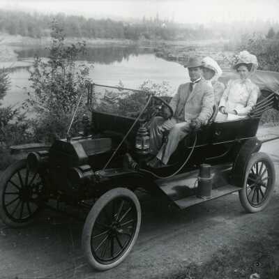 Howell family in touring car about 1908