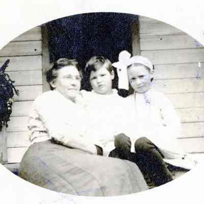 Talbert, Mollie and Ryckman, Jessie (Talbert) with Jessie's children