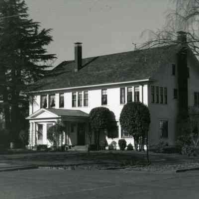 Dr. Hugh Mount House in Oregon City - 817 Center Street - on the bluff