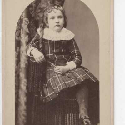 Minnie D. Warren age 4 years and nine months