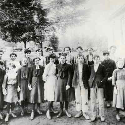 Unidentified Group of Students: Copyright: Clackamas County Historical Society; Origformat: Print-Photographic
