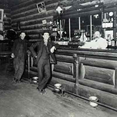 George Young's Log Cabin Saloon Oregon City 1905