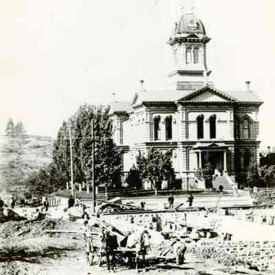 Oregon City 1895 - Court House, Construction of the Weinhard Building