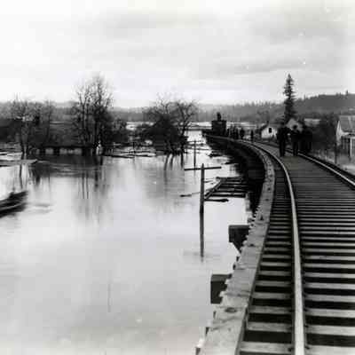 1890 Flood - Willamette River at Oregon City - Railroad tracks looking East at 13th to Green Point
