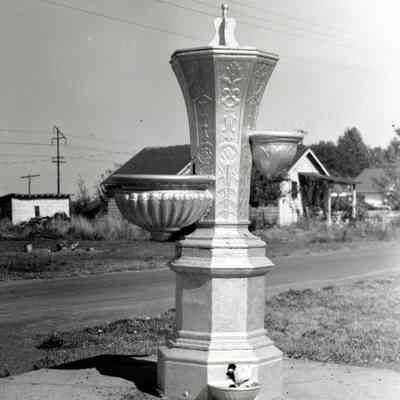 Barlow Town Fountain - Erected in 1904