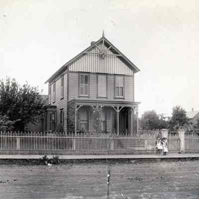 Caufield Family Home at 7th Street Oregon City - 1872