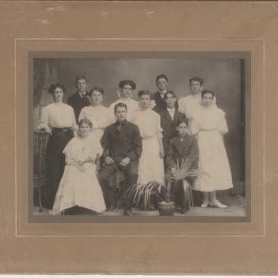 1907 group photo of girls and boys