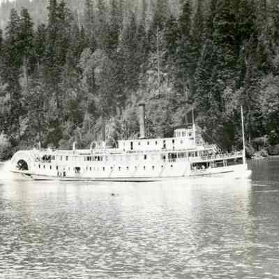 Steamboat "Hassalo" 1900 - On Willamette River below Pete's Mountain